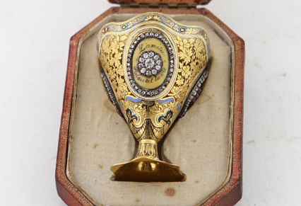 Son Osmanlı Sultanı Vahidettin’in kızı Necla Sultan için Avrupa’da özel yapılmıi pırlantalı altın fincan zarfı, Göksel Turhan Koleksiyonu